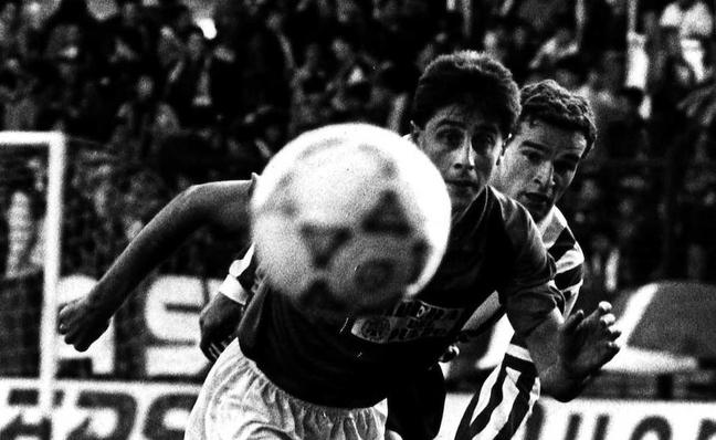 Burgos y Athletic protagonizaron interesantes partidos en El Plantío. En la foto, Loren, entonces en el equipo castellano, y Andrinua, en un duelo en 1992./EL CORREO