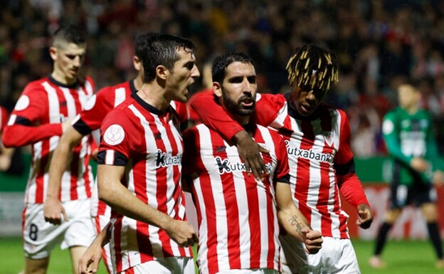 Raúl García celebrel el gol que dio al Athletic la clasificación en Sestao. /EFE