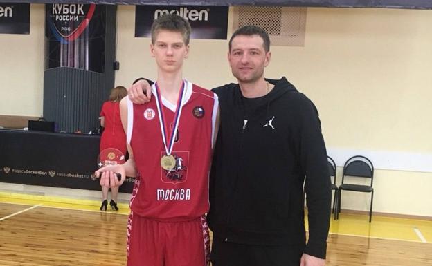 Pavel y Alexey Savkov posan tras el oro y el MVP del baskonista en el Europeo sub-16 de la categoría B disputado en Sarajevo en 2018/FIBA