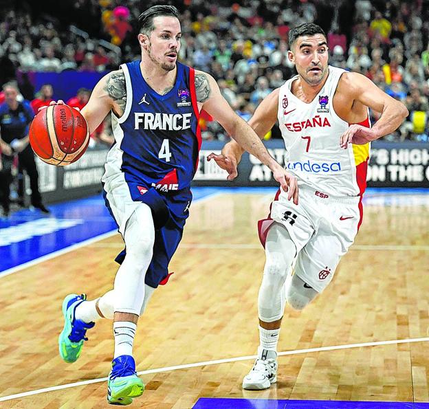 Heurtel dirige el balón ante Fernández en la final del Eurobasket España-Francia. /afp