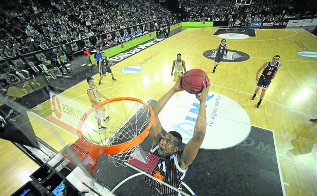 Por la puerta grande. Lamont Hamilton machaca el aro del Budivelnik Kiev en la semifinal de 2013, que metió a los hombres de negro en la gran final de Charleroi contra el Lokomotiv Kuban. Perdieron por 11 (64-75). /borja agudo
