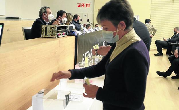 Una accionista del Bilbao Basket vota durante la asamblea celebrada en diciembre de 2020. 