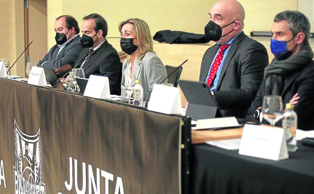 Los miembros del consejo de administración del Bilbao Basket explican las cuentas en la junta general de accionistas. 