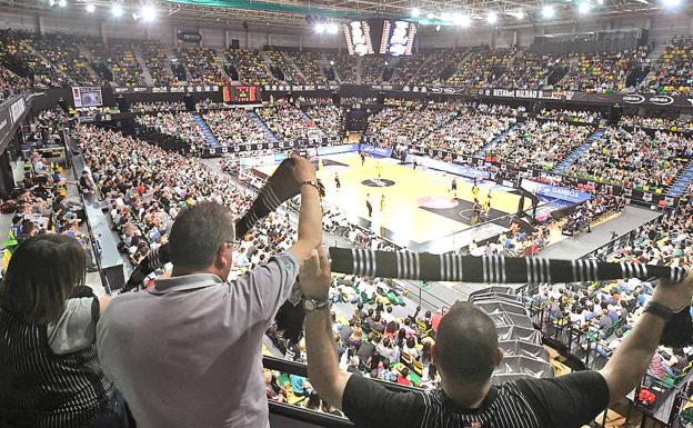 La marea negra no falló a su cita con el baloncesto en el Bilbao Arena durante una temporada complicada, con restricciones y virus. /luis ángel gómez