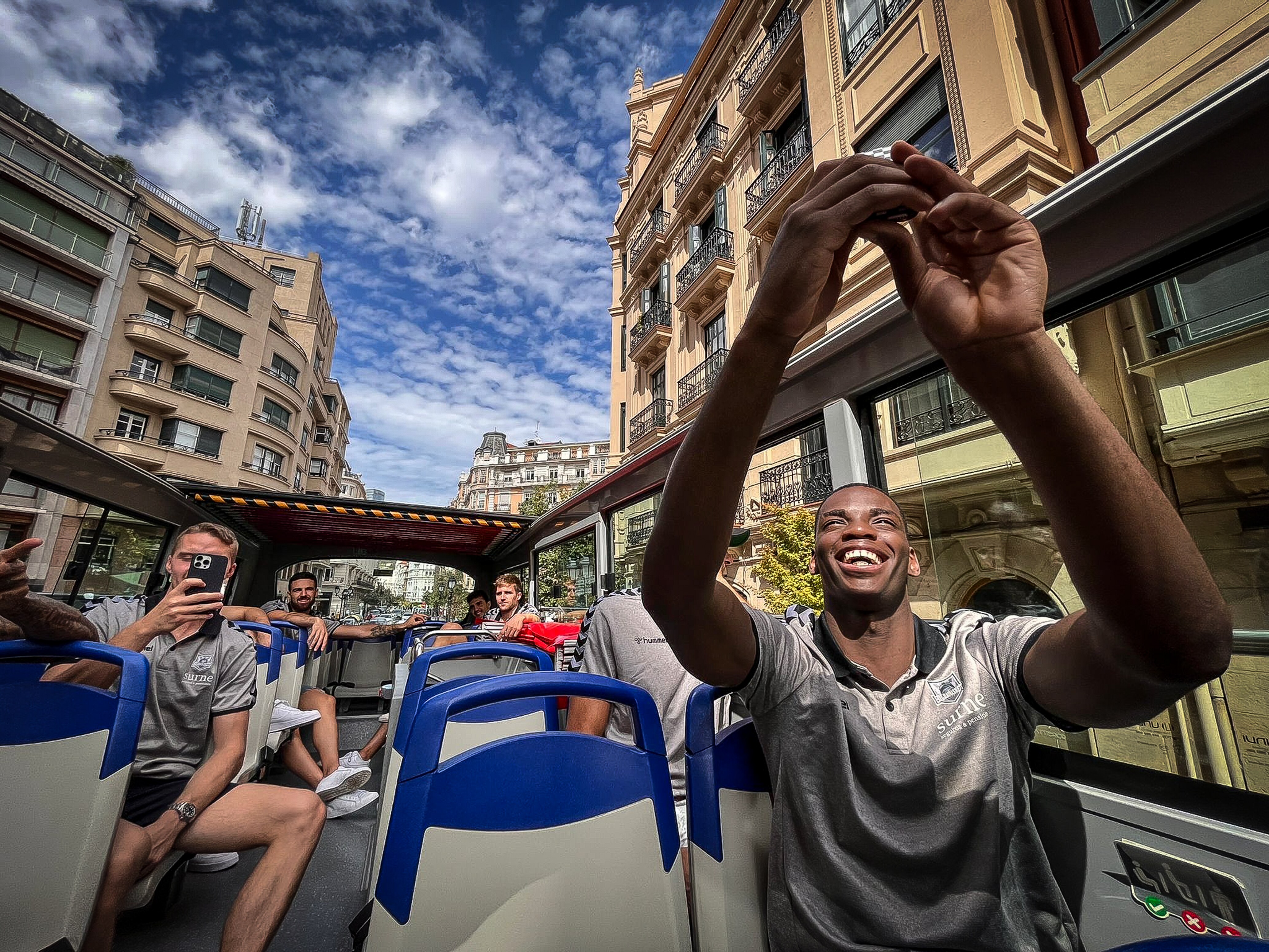El paseo del Bilbao Basket en el bus de la ilusión