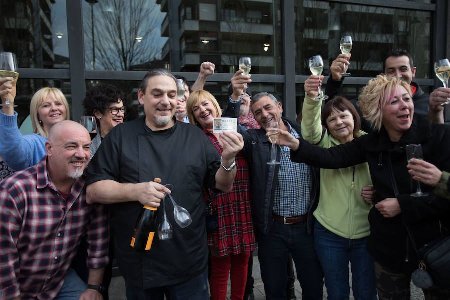 El Gordo de la Lotería llena de alegría Gernika y Bilbao