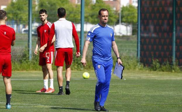 Joseba Etxeberria tiene claro qué futbolistas son válidos para su estilo, pero habrá que esperar para confirmar renovaciones. /avelino gómez