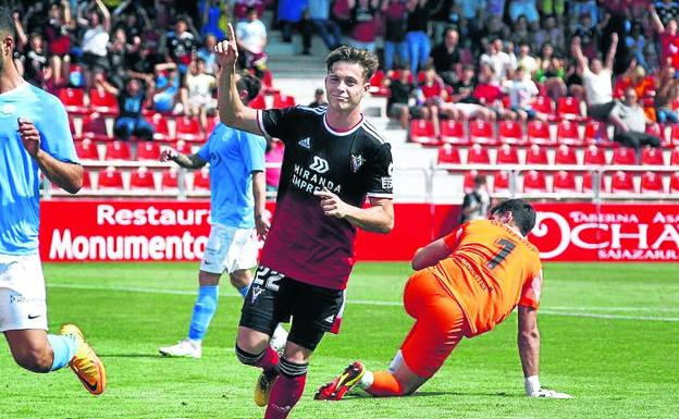 Rodrigo Riquelme acaba la temporada con 7 goles; le hizo dos al Ibiza y uno al Fuenlabrada en los dos últimos duelos en Miranda./avelino gómez