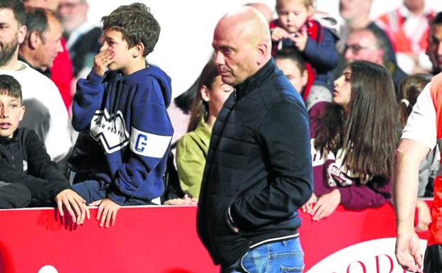 El director deportivo del Mirandés, Chema Aragón, se dirige hacia los vestuarios tras el último partido disputado en Anduva. 