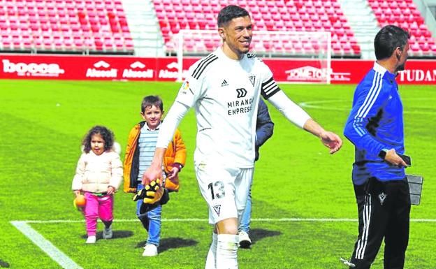 Raúl Lizoain, junto a su familia, se retira sonriente de Anduva tras un partido de la última temporada. /fotos: avelino gómez / fc Andorra