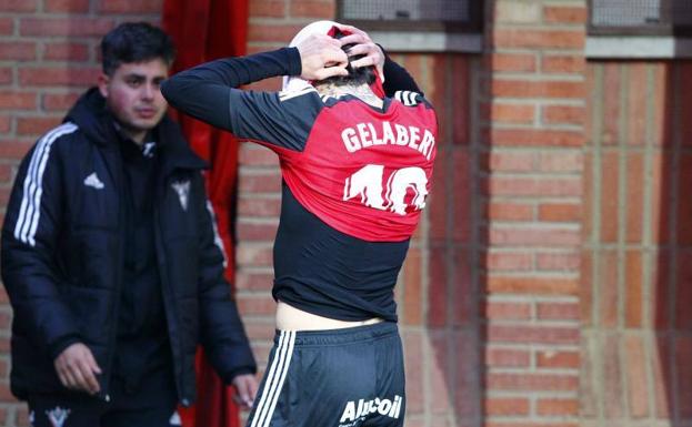 Gelabert se marchó abatido tras ver en el último duelo sus dos primeras tarjetas de la temporada, que le impedirán jugar en La Romareda. /A. G.