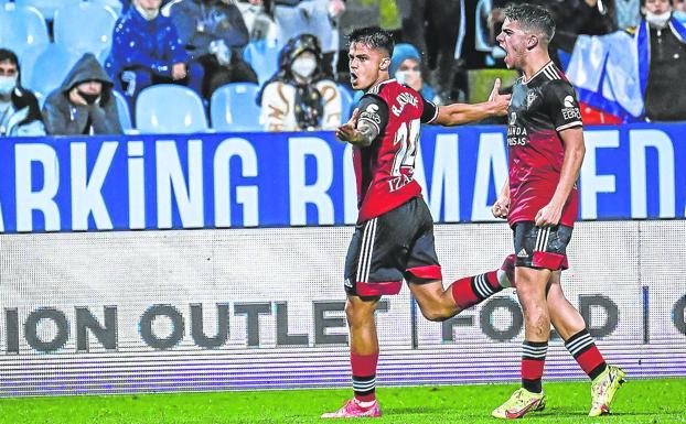 Brugué, por delante de Carreira, celebra el gol del empate rojillo en el minuto 95 (1-1, 2021/22). /Carlos Gil Roig