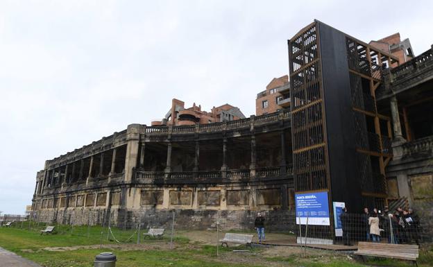 La labor de restauración que se está realizando en las galerías de Punta Begoña ha sido reconocida en la Bienal de Arquitectura. / LUIS ÁNGEL GÓMEZ