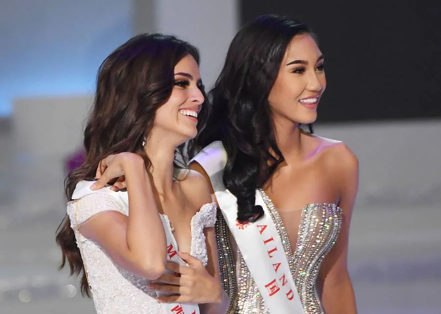 La nueva Miss Mundo, Vanessa Ponce de Leon (izquierda) junto a Miss Tailandia, Nicolene Pichapa Limsnukan, que ha quedado en segundo lugar.