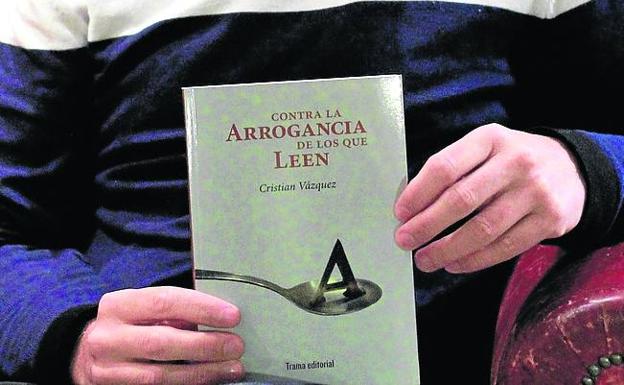 El libro de Vázquez, en sus manos.