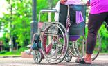 La atención a dependientes es una ocupación tradicionalmente atribuida a la mujer./e. c.