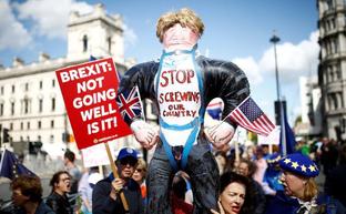 Manifestantes anti 'brexit' protestan frente al Parlamento de Westminster en Londres./REUTERS