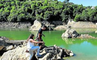 La inusual imagen que ofrece el lago preocupa a los vecinos y causa estupor a quienes lo visitan./luis ángel gómez