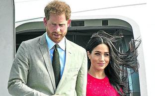 Enrique y Meghan bajan de un avión en uno de sus viajes./reuters