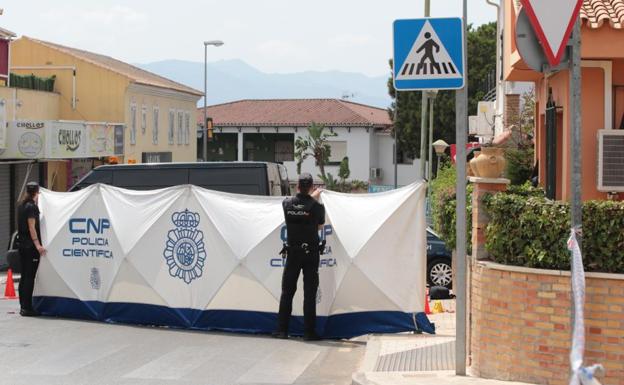 Agentes de la Policía acordonan el lugar del suceso./FERNANDO TORRES