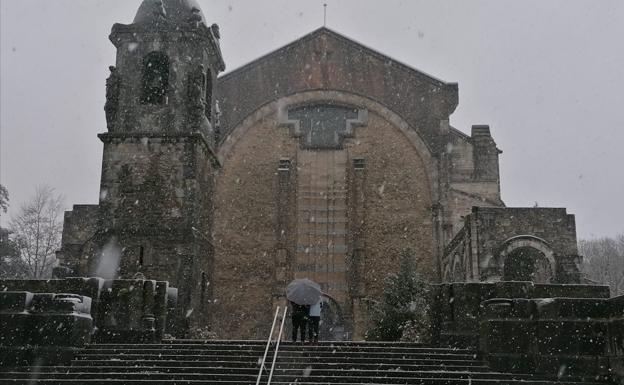 Caen los primeros copos de nieve en el santuario de Urkiola - El Correo