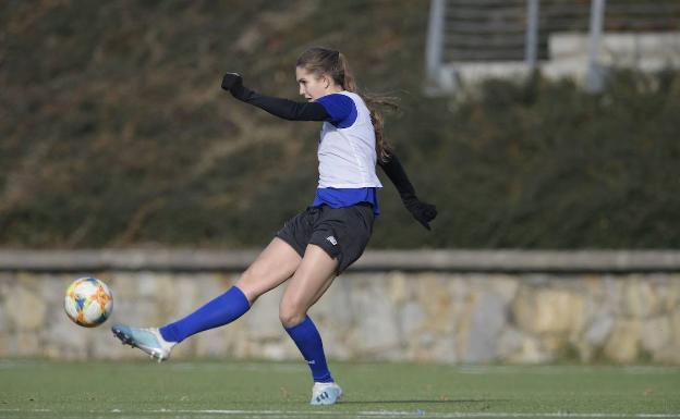 La jugadora vizcaína en un entrenamiento en Lezama. /ATHLETIC CLUB