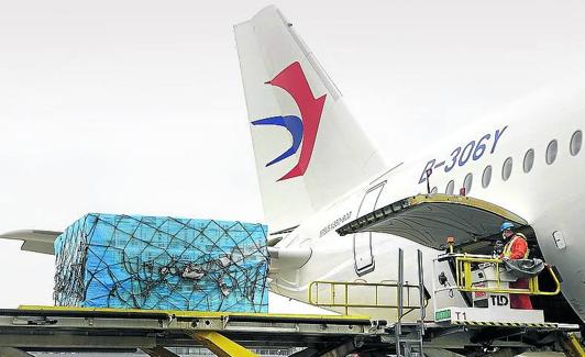 Laden eines Flugzeugs mit medizinischen Hilfsgütern in der chinesischen Stadt Shanghai. / DPA