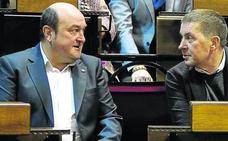 Distancia. Ortuzar y Otegi, en un acto en la Casa de Juntas./Ignacio Pérez