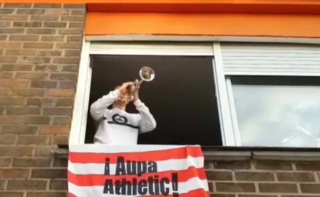 Un joven de Leioa ameniza el confinamiento a sus vecinos con la trompeta