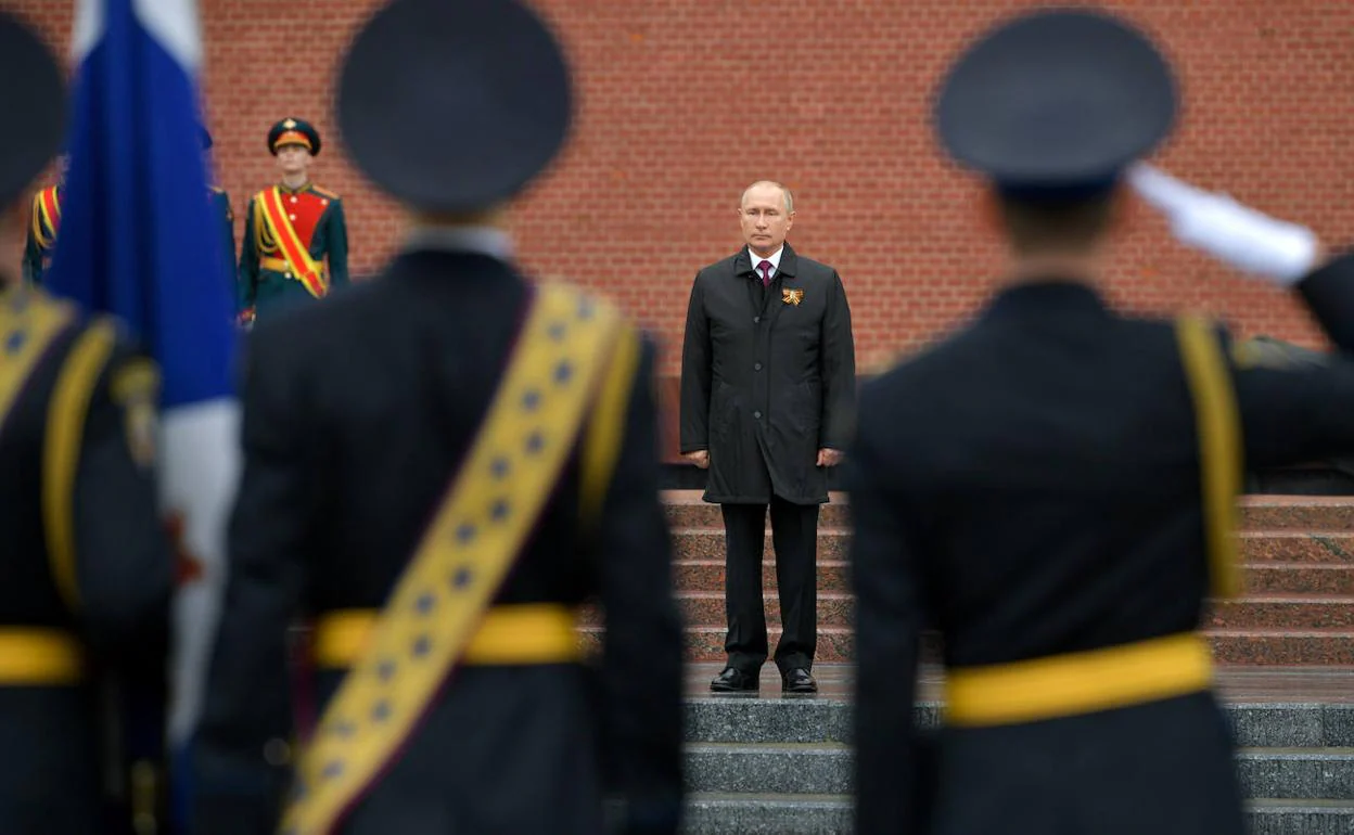 Putin sale del aislamiento para el Día de la Victoria mientras su estrella  se apaga | El Correo