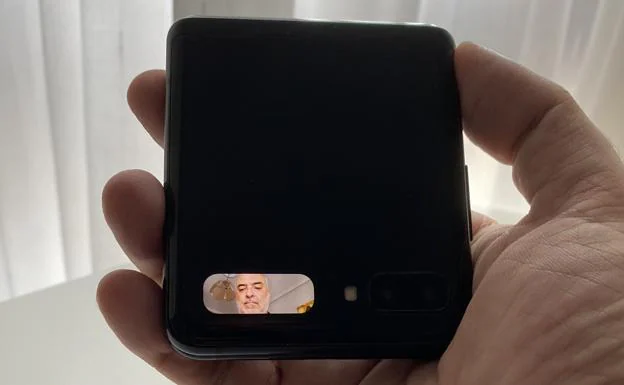 Su pequeña pantalla extra permite hacernos un selfie con una sola mano. 