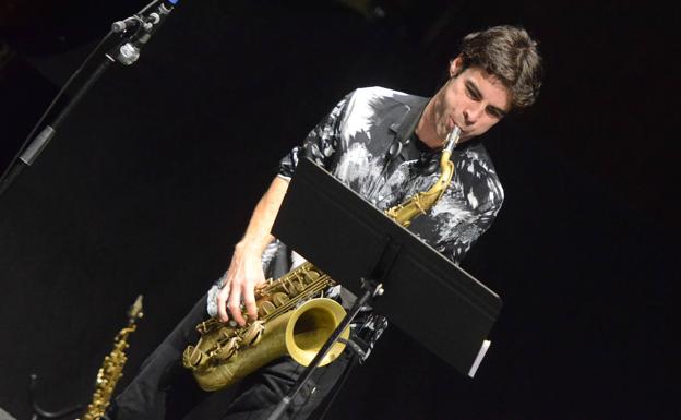 Jon Saiz sopló flauta, saxo soprano y saxo tenor.