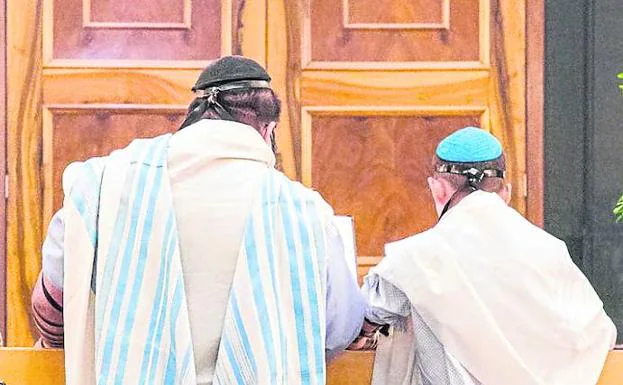 Bar Mitzvah en la sinagoga de Barcelona, ceremonia que marca el paso a la edad adulta./