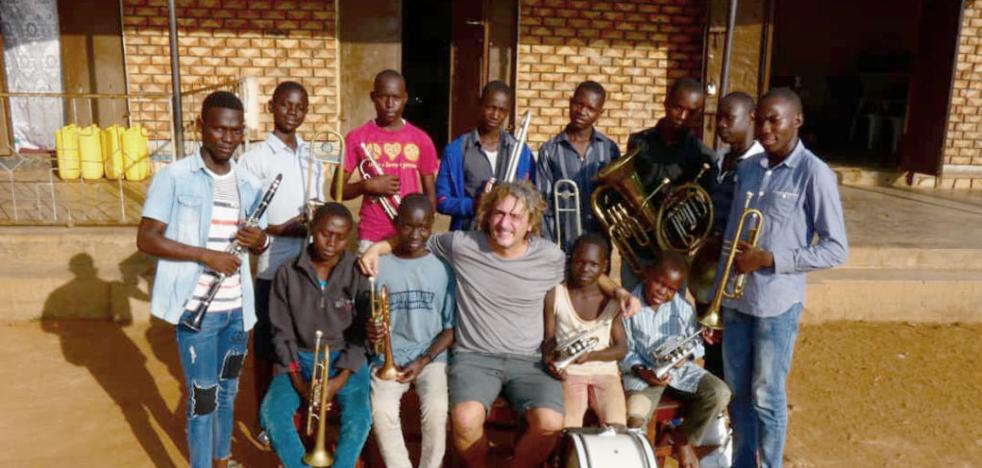 Basque music around the world: Ugandan “street children” playing “Lau Teilatu” and “Txoriak txori”