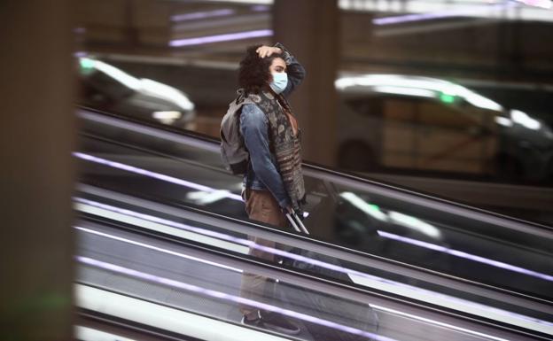 Una mujer se desplaza con su maleta por el aeropuerto de Barajas, en Madrid. /E. P.