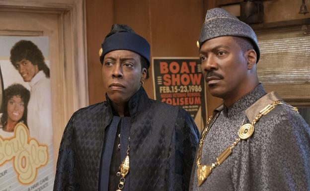 Arsenio Hall y Eddie Murphy en 'El rey de Zamunda'./