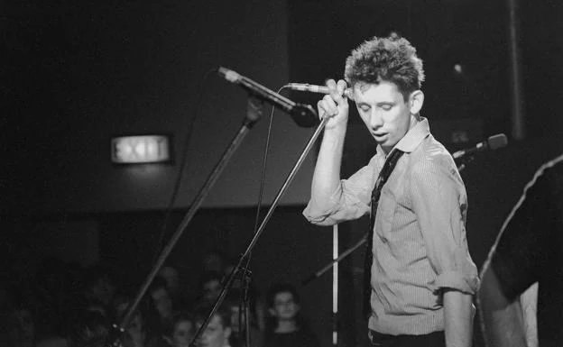 Shane MacGowan al frente de los Pogues en una imagen de 'Crock of Gold'./