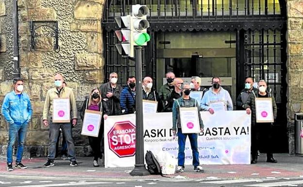 Varios vigilatnes, durante la protesta ante el edificio de Euskotren en Atxuri. /E. C.