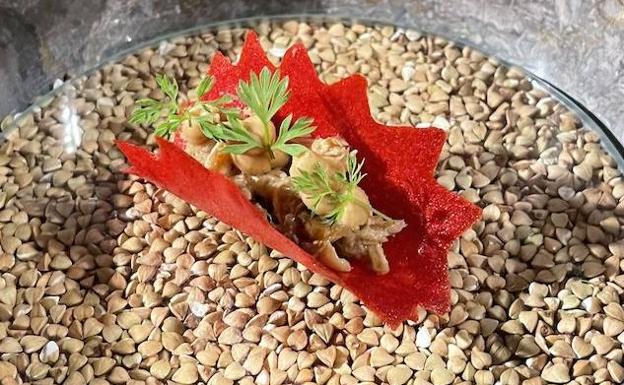 Guiso de gallina vieja en cresta de pimiento.