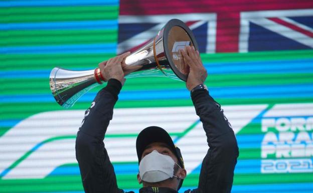 Hamilton celebrando la victoria en Montmeló/AFP