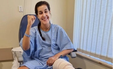 Carolina Marín con una sonrisa y gesto de fuerza tras salir del quirófano./TWITTER