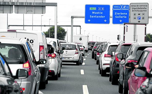 La autovía a Cantabria registró retenciones hasta el mediodía por el éxodo vacacional de los vizcaínos. /luis ángel Gómez