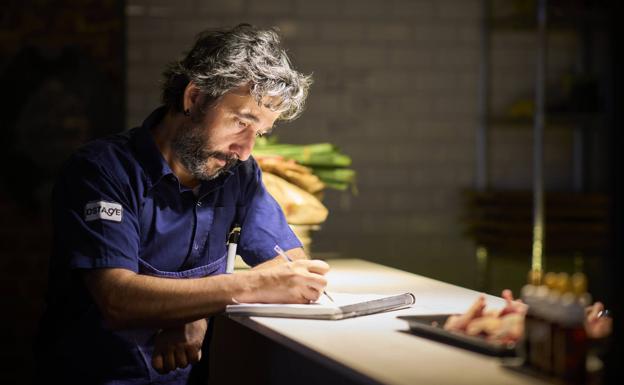 Tal vez obedezca a esa vocación suya por estudiar Bellas Artes antes de decidirse por la cocina, pero Diego Guerrero, surfero, guitarrista, rockero, skater... gusta de dibujar al detalle sus platos antes de llevarlos a la realidad. 