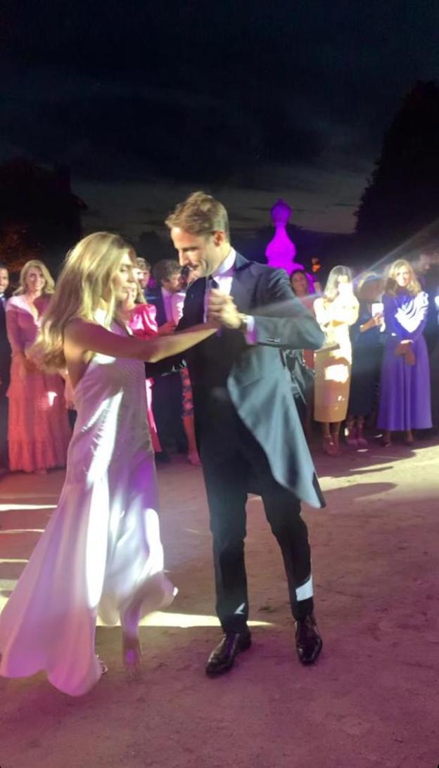 Bizkaia Dmoda: La boda de cuento de una 'influencer' bilbaína y un jinete  de la aristocracia este fin de semana | El Correo