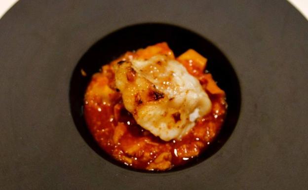 Medallón de rape con callos a la vizcaína.