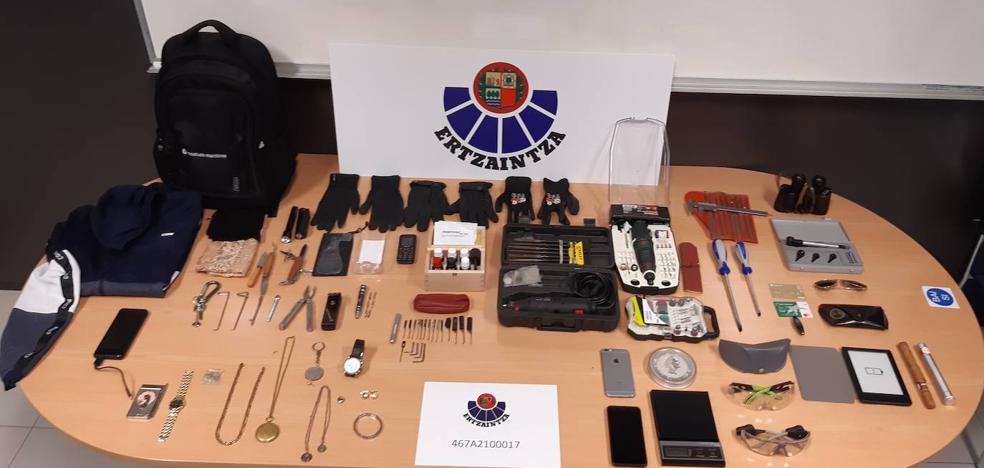 La Ertzaintza detiene a dos hombres vinculados a una banda de robos violentos en casas de Bizkaia - Vimarsana News