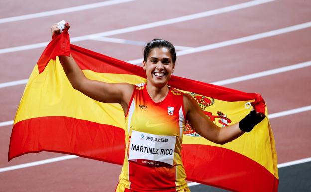 Miriam Martínez, sonriente, tras conquistar la medalla de plata en el Estadio Paralímpico de Tokio. Foto cedida © El Correo.