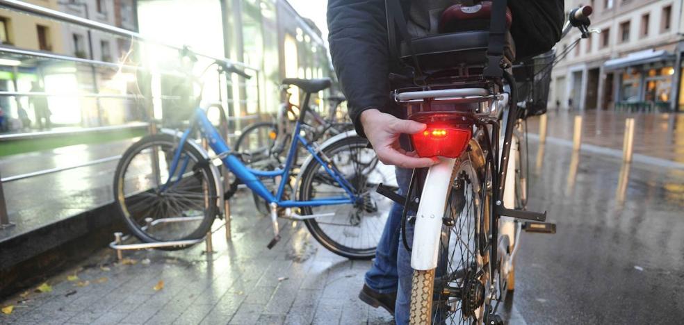 DGT: ¿Te pueden multar por usar luces parpadeantes en la bici? La DGT zanja el debate - Vimarsana News