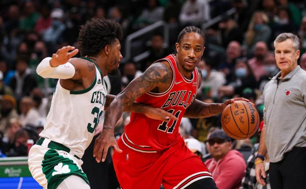 El alero de los Chicago Bulls DeMar DeRozan y el escolta de los Boston Celtics, Marcus Smart./reuters