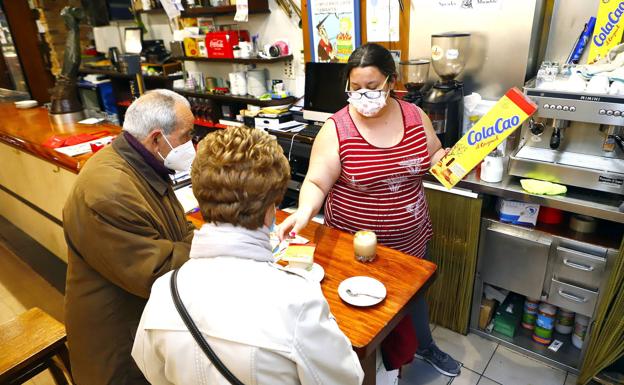 Los bares optan a una ayuda de 800 euros. /Avelino Gómez